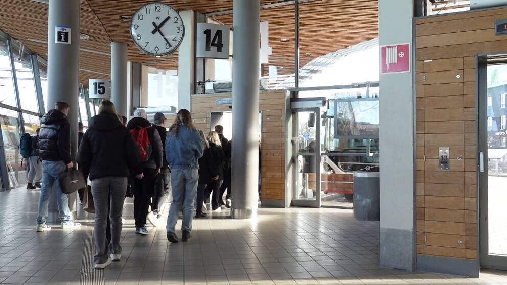 En kö av bussresenärer går på en buss på juneporten i Jönköping.