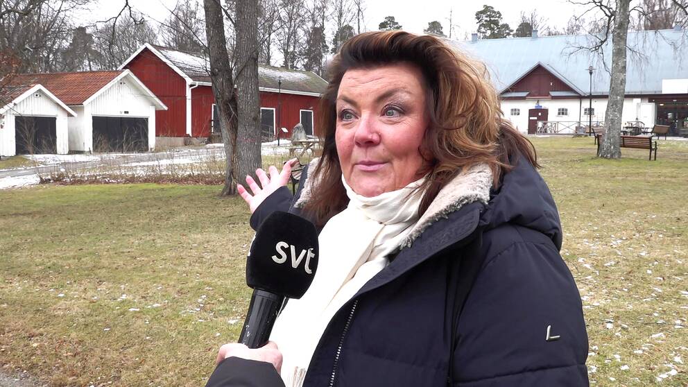 Anna Andréasson på  Västra Bergslagens industriförening pekar mot en en gård där föreningen har events för att locka fler till industriföretagen i Karlskoga.