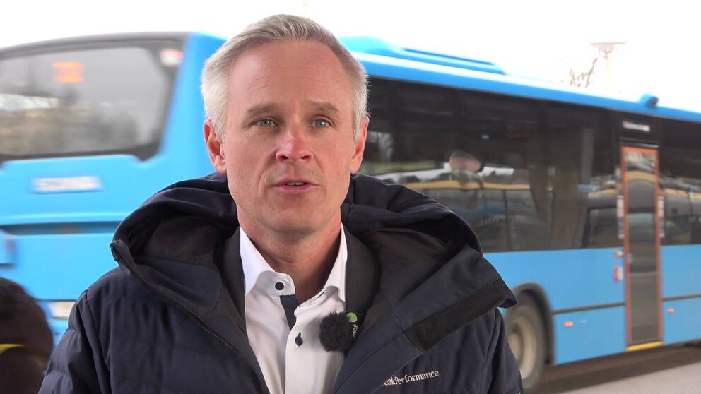 Fredrik Hansson (C) kommunalråd i Kungsbacka står framför en buss på resecentrum.