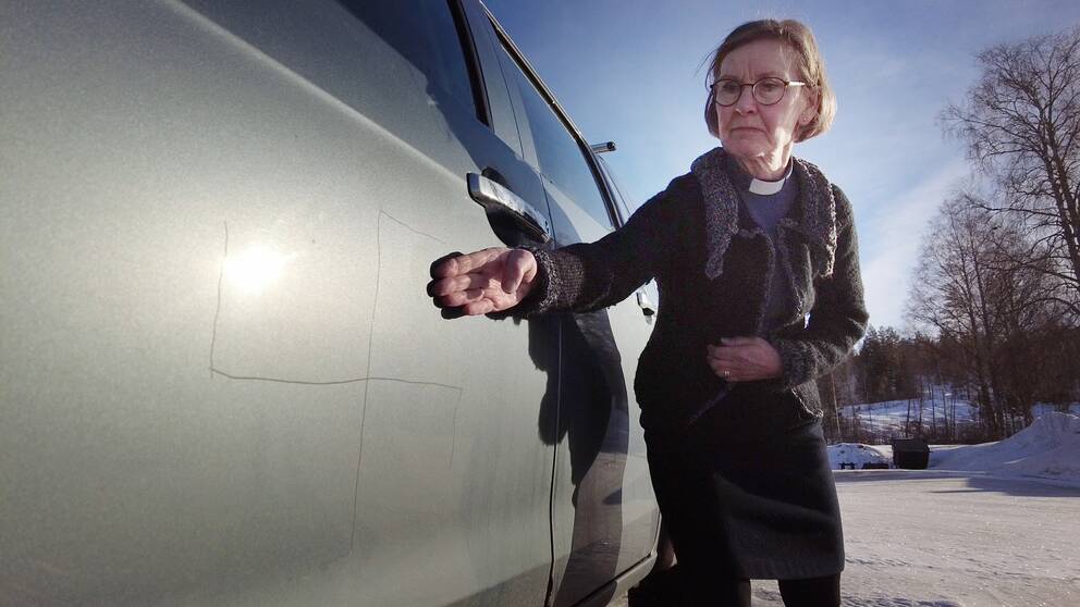 Hakkorsen är djupt inristade på flera ställen på bilen som tillhör Lima-Transtrands församling.