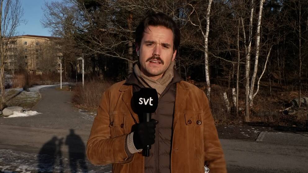 Reporter Niklas Sobieski står utomhus.