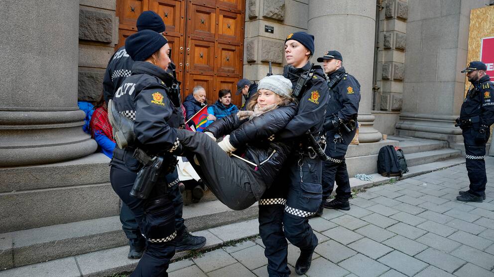 Greta Thunberg var en av flera aktivister som bars bort av polisen under förmiddagen.