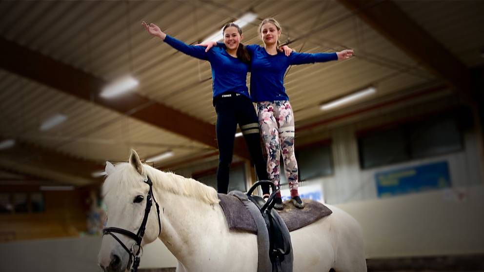 16-åriga Signe från Köping till ungdoms-VM i voltige | SVT Nyheter