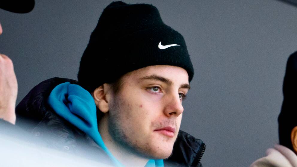 Örebros Leo Carlsson på läktaren under ishockeymatchen i SHL mellan Örebro och Växjö den 28 februari 2023 i Örebro.