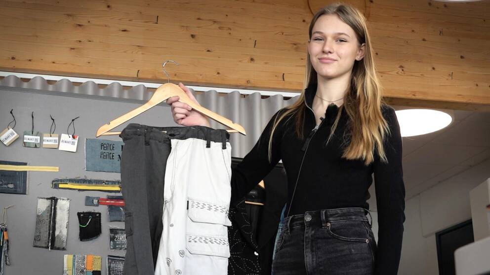 Nea Nilsson visar i videon upp sina byxor hon sytt ihop av två par gamla byxor.