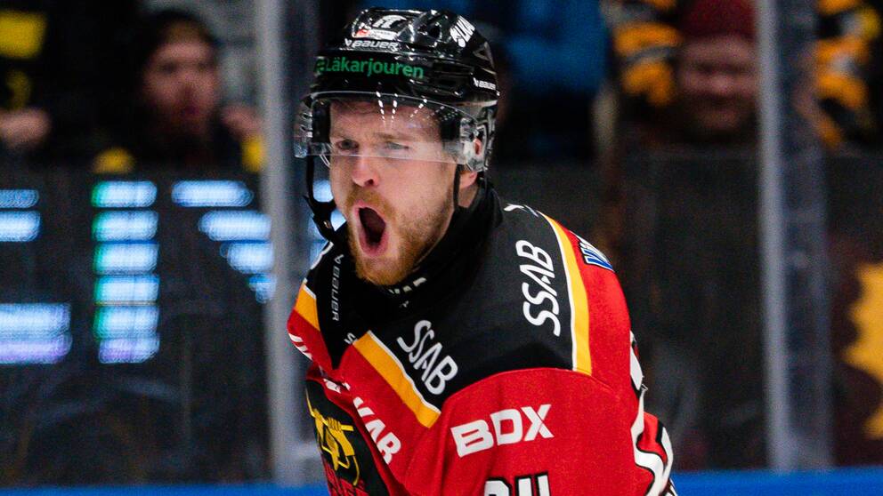 Luleås Brendan Shinnimin jublar efter 1-1 under ishockeymatchen i SHL mellan Skellefteå och Luleå den 2 mars 2023 i Skellefteå.