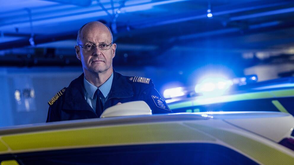 Polischef Mats Löfving står vid polisbilar med blåljus. Löfving hittades död i sitt hem på onsdagen den 22 februari. Arkivbild.