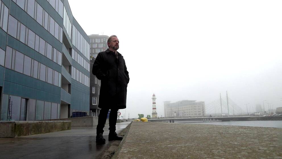 Idrottsforskaren Johan Norberg står utomhus under en molnig dag.