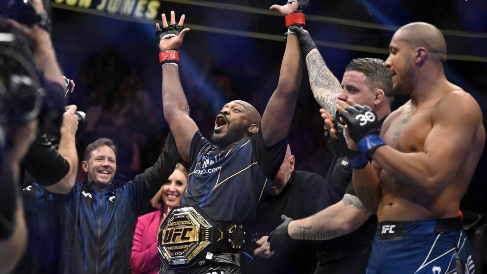 Jon Jones jublar efter att ha blivit UFC-mästare i ännu en viktklass. Matchen var hans första på tre år.