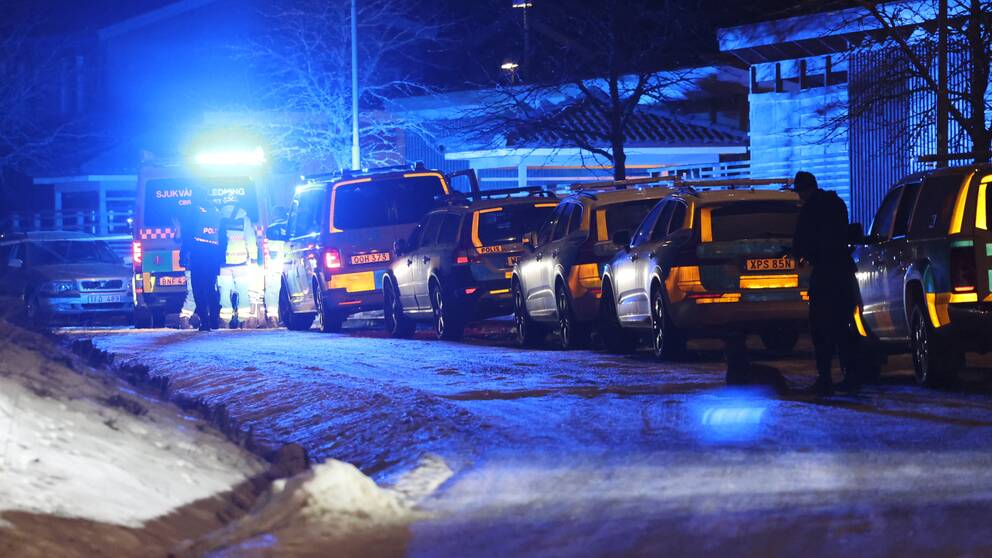 Polisbilar och ambulans i Tullinge