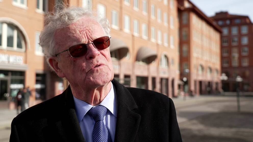 Björn Eriksson ordförande i Riksidrottsföbundet står i stadsmiljö. Han har solglasögon och slips.