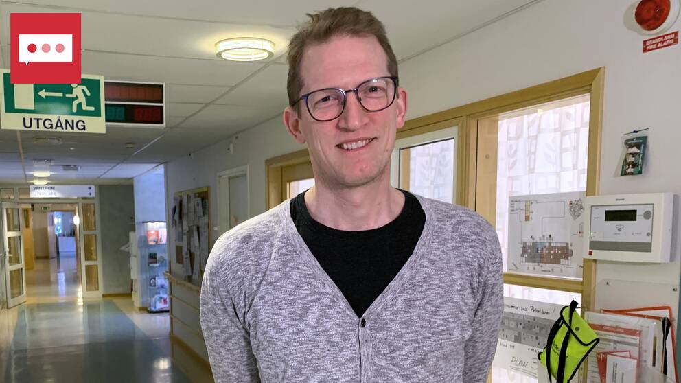 Neuropsykologen Anders Åkerlund står i en korridor på Falu lasarett