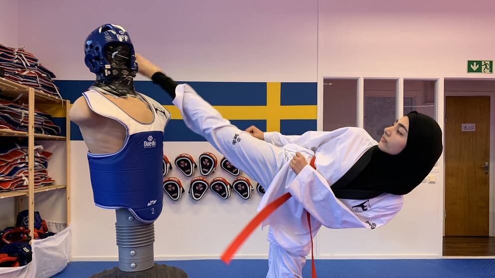 Yasna Razaghi tränar taekwondo. På bilden sparkar hon mot träningsdocka.