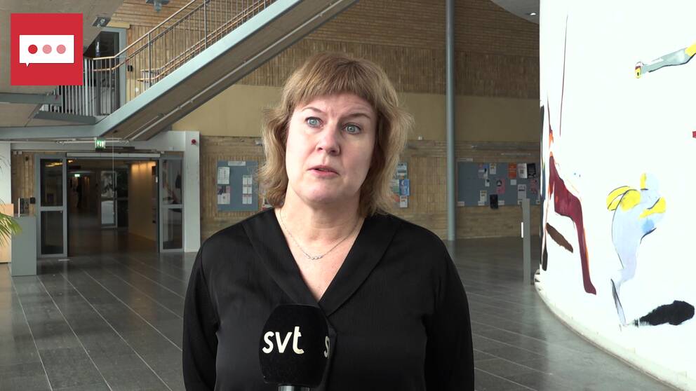 Jessica Wide, en forskare i 40-årsåldern, står i Lindellhallen på Umeå universitet och berättar om ojämställdhet på höga politiska poster.
