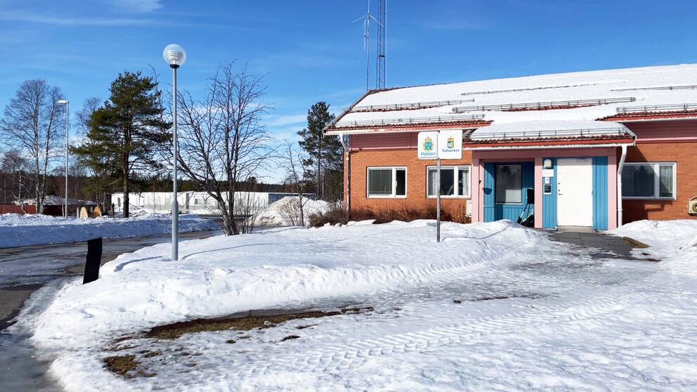 Tullverket och polisen har tidigare suttit i samma hus i Idre men nu flyttar båda myndigheterna ut för att skaffa egna lokaler på varsitt håll. De gamla lokalerna ska rustas upp för polisens verksamhet och Tullverket har redan flyttat ut till en modullösning som går att skymta i bakgrunden.