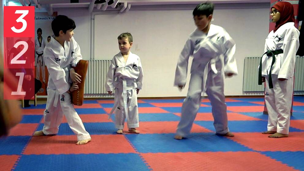 Fyra barn tränar judo