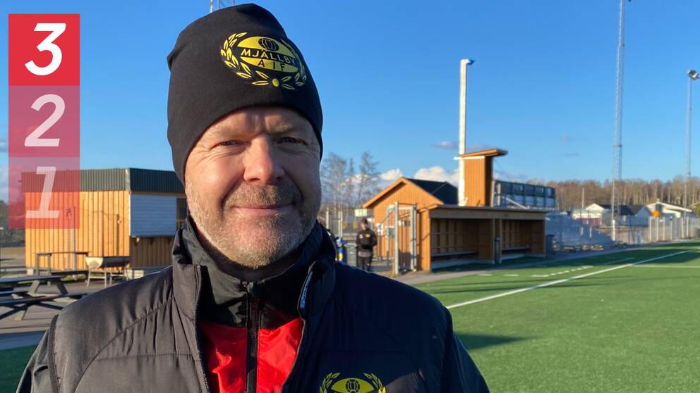 Anders Torstensson, huvudtränare i Mjällby AIF, står på hemmaarenan Strandvallen.