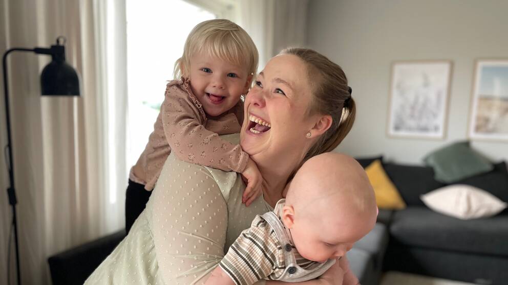 Jenny Larsson, som har diagnosen cerebral pares, leker med sina barn Astrid och Gösta i sitt hem.