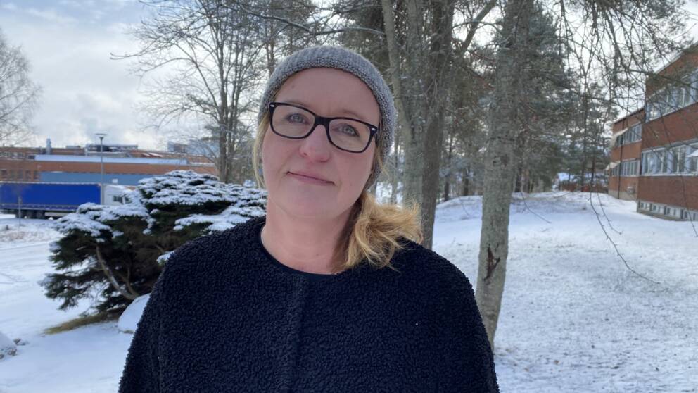 Helena Karlsson, destinationsutvecklare på Säffle kommun ikädd mösa och glasögon ståendes utomhus i snö.