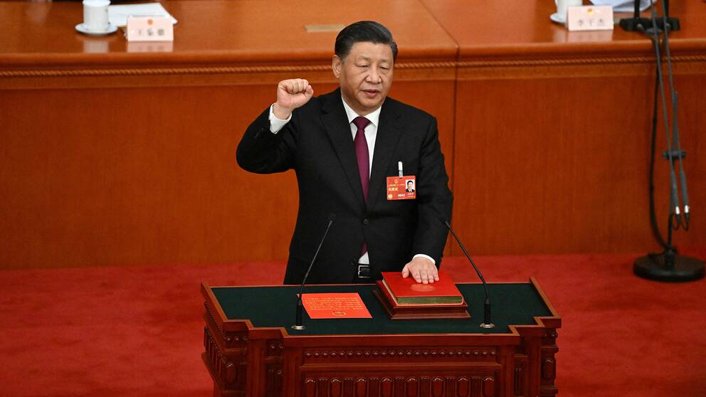 Kinas president Xi Jinping svär under ed efter att ha blivit omvald som president för en tredje mandatperiod under i Folkets stora sal i Peking den 10 mars 2023.