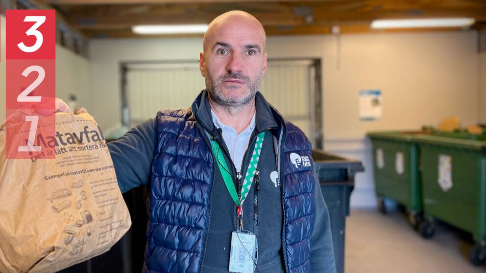 Hasan Berisha, kvartersansvarig på Helsingborgshem, tittar in i kameran. Han håller en matavfallspåse i handen och står i ett soprum. Sopor, återvinning, Helsingborgshem, så gör du för att återvinna rätt. Matavfall, grovsopor.