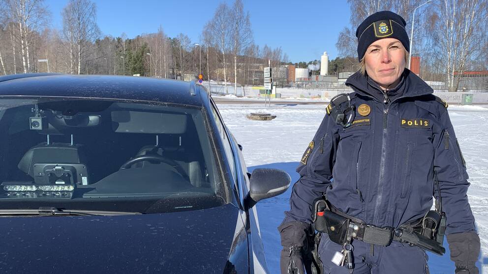 Trafikpolisen Jenny Stigsdotter står bredvid sin bil