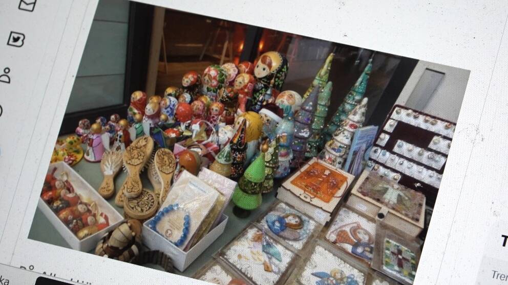 Bild på hantverksföremål uppradade för försäljning, däribland ryska dockor.