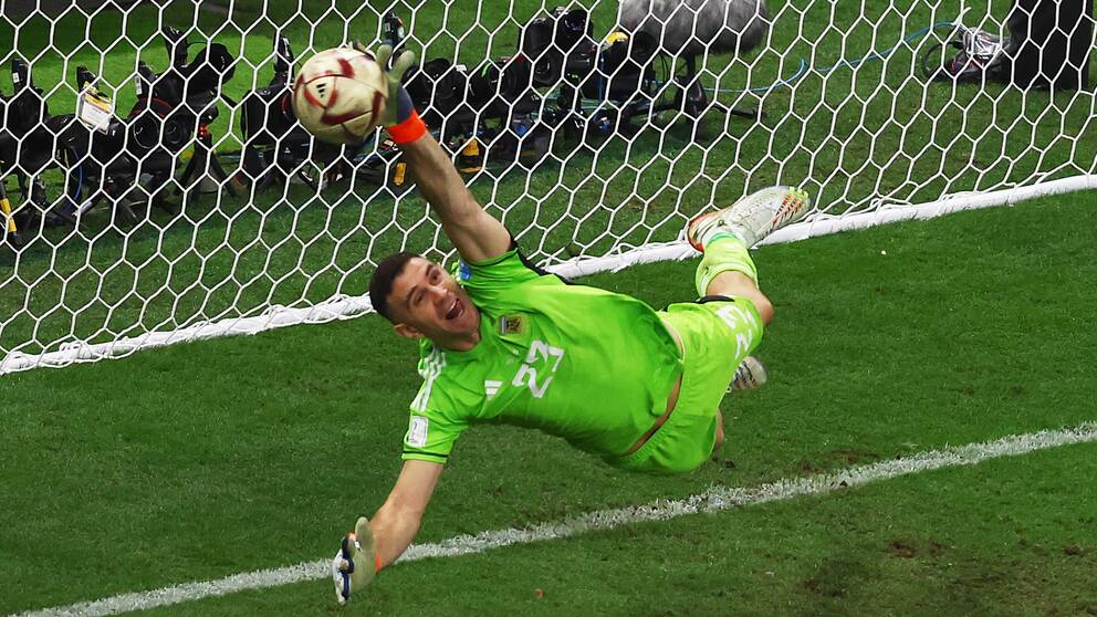 VM-hjältens handskar från finalen har auktionerats bort.