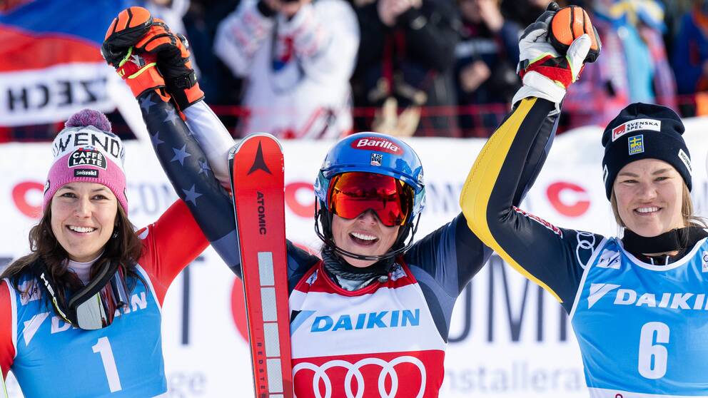 Mikaela Shiffrin (i mitten) tog sin 87:e världscupseger, med Wendy Holdener (vänster) som tvåa och Anna Swenn Larsson som trea.
