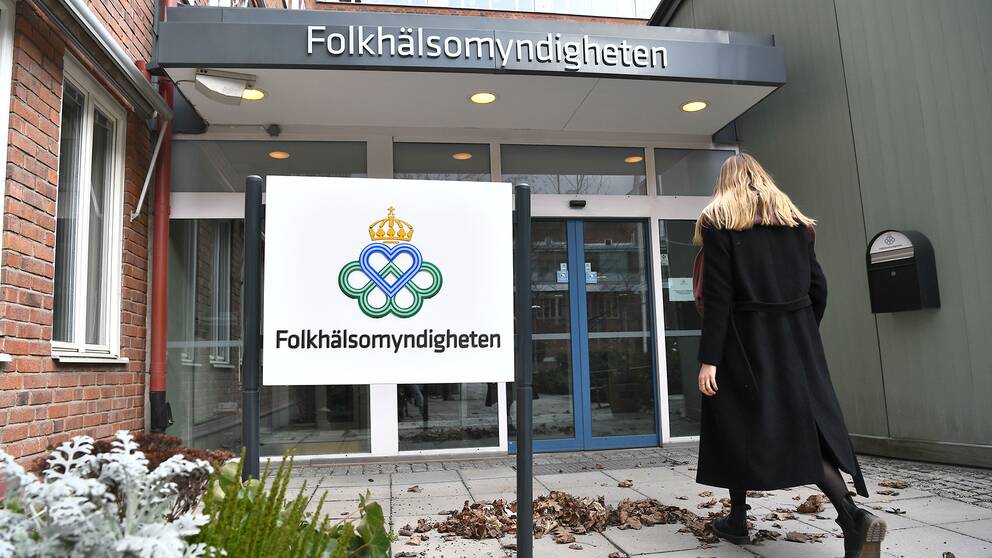 Skylt vid Folkhälsomyndigheten i Solna.