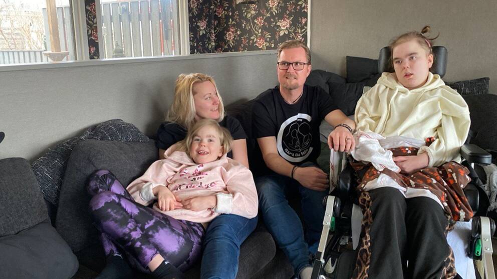Familjen Rixer i Karlstad sitter hemma i soffan. Dottern Saga sitter i sin rullstol.