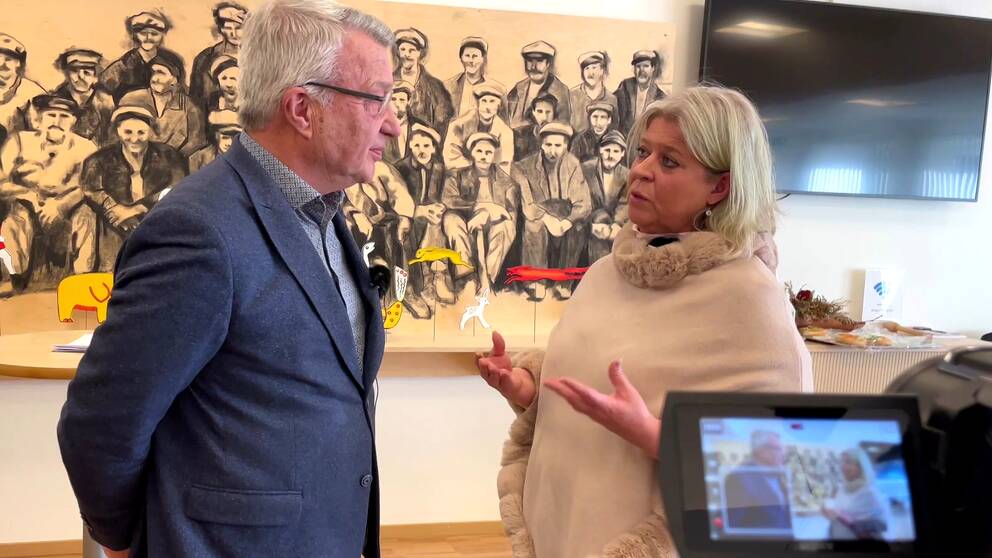 en äldre man (kommunalrådet i Bengtfors, Stig Bertilsson (M)) och en kvinna (socialtjänstministern Camilla Waltersson Grönvall (M)) diskuterar och står vända emot varandra