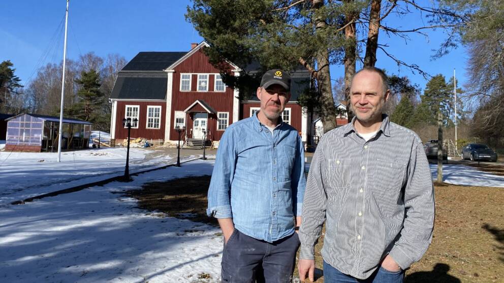 Entreprenörerna Anders Nilsson och Lars Evert Wikholm Säffle på bild utomhus utanför ett rött trähus. 