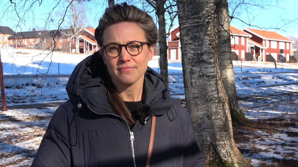 I bild syns Anna Stenvi, hon står bland ett par björkar framför röda två våningshus i Rättvik. I videon berättar Anna Stenvi om sina erfarenheter, svårigheterna med att bearbeta dem och viljan att hjälpa andra.
