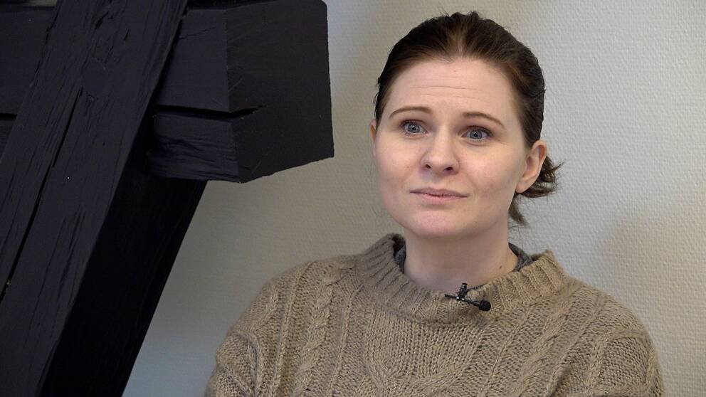 Ung kvinna tittar in i kameran. Hon heter Emelie, är 30 år gammal och bor i Jönköpings län. Hon berättar om sina erfaranheter av att vara familjehemsplacerad.