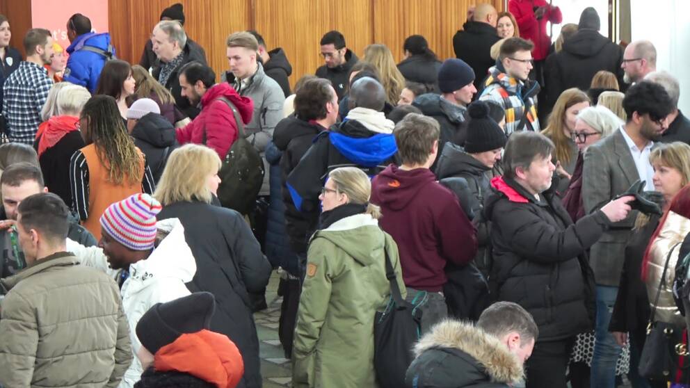 Bild från jobbmässan i Luleå där massor av folk dök upp – många krigsflyktingar från Ukraina.
