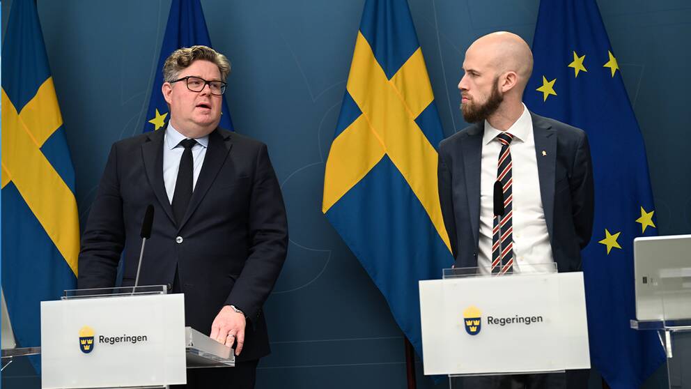 Gunnar Strömmer och Carl-Oskar Bohlin håller en pressträff.
