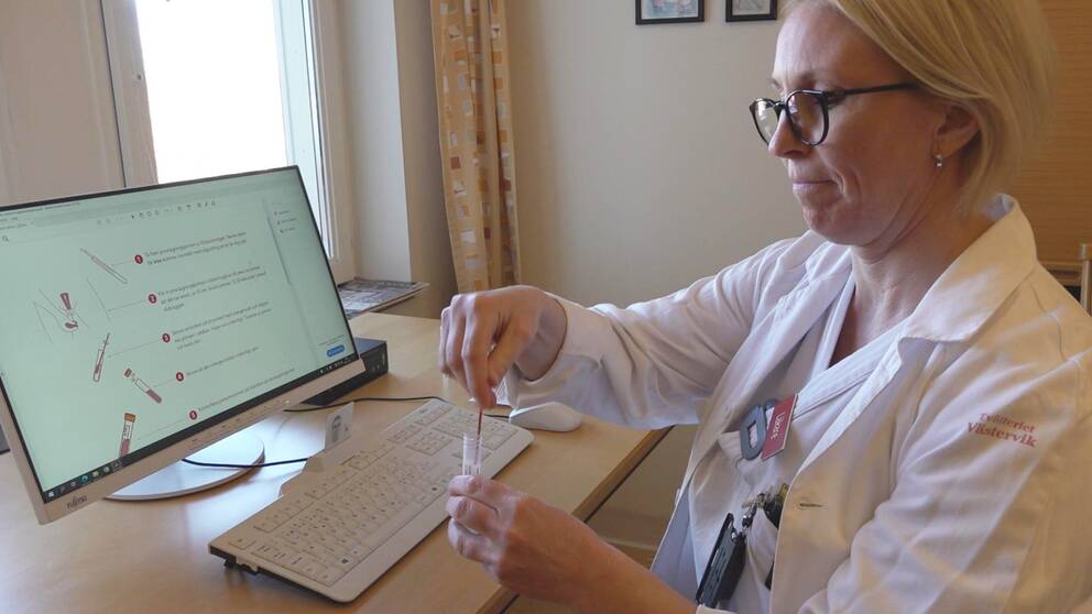 Specialistläkaren Karin Dahl på region Kalmar visar ett test för HPV-virus.