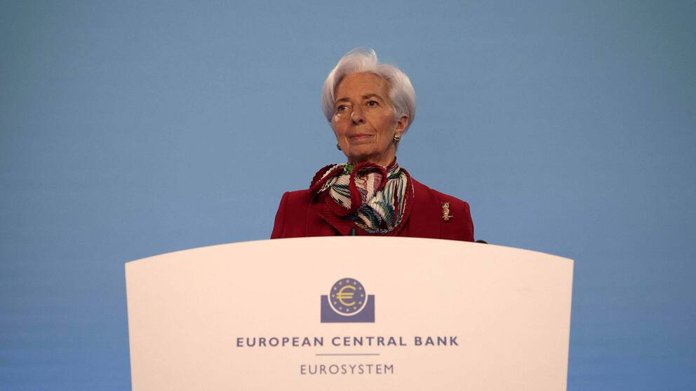 ECB-chefen Christine Lagarde presenterade beslutet under torsdagseftermiddagen. Iklädd röd kavaj/kappa och sjal.