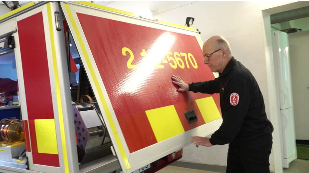 la Larsson, insatsledare vid Ånäsets deltidsbrandkår, vid en räddningsbil.
