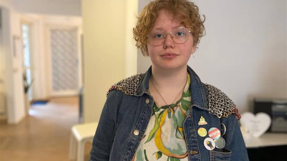 Jace Wimhed tittar in i kameran. Han har jeansjacka och glasögon.