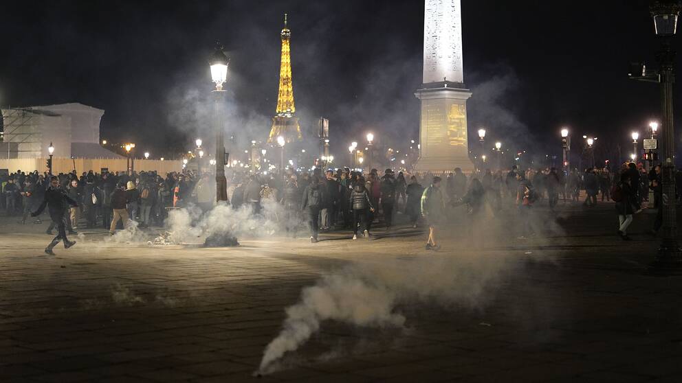 Polisen använder tårgas för att skingra demonstranter.