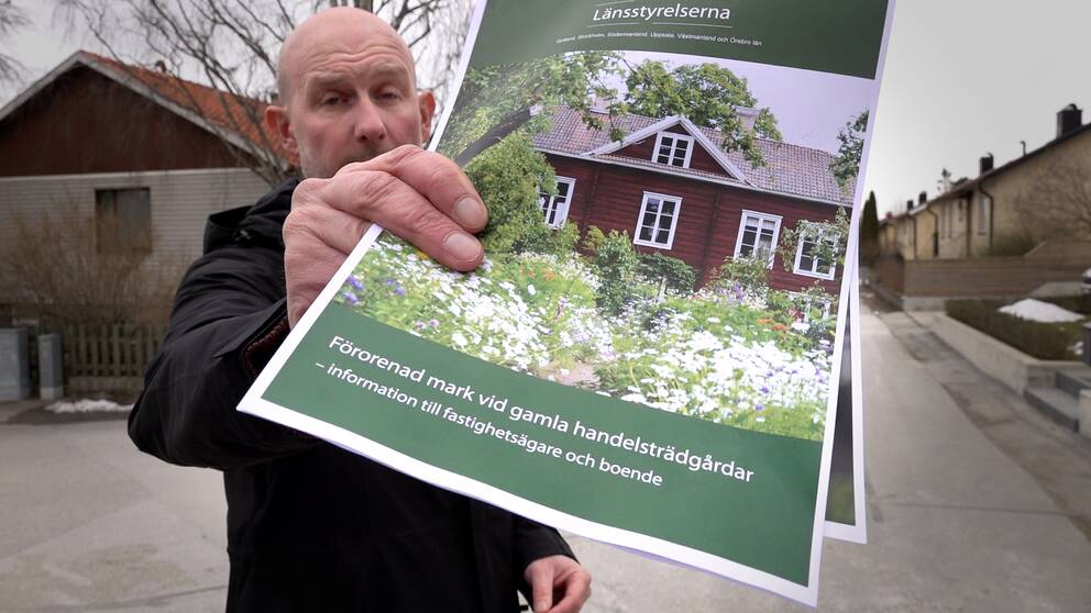 SVT:s reporter håller upp ett informationspapper.