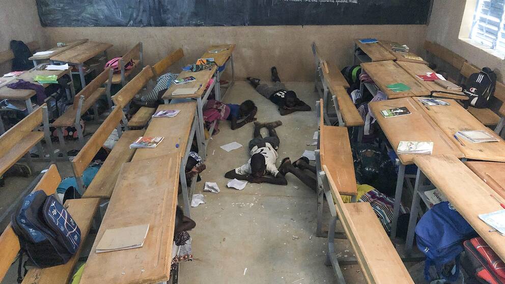 Skolbarn i byn Dori i Burkina Faso under en säkerhetsövning. Arkivbild.
