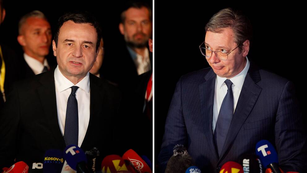 Kosovos premiärminister Albin Kurti, bredvid en bild på Serbiens president Aleksandar Vucic.
