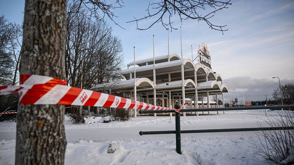 Entrén till Furuviks djurpark. Avspärrningsband.