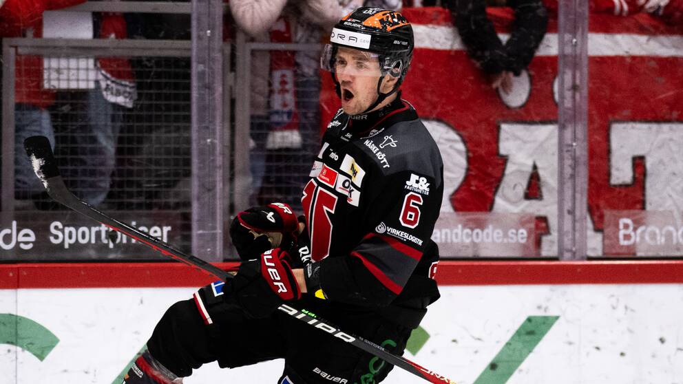 Örebros Filip Berglund jublar.