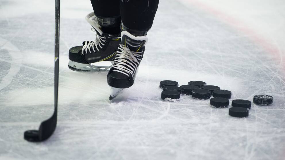 Under den första kvalmatchen mellan Mora IK och Södertälje SK fick en supporter en stickskada ute på parkeringen. Inför andra kvalmatchen, som också spelas i Mora, stärks säkerheten på arenan.