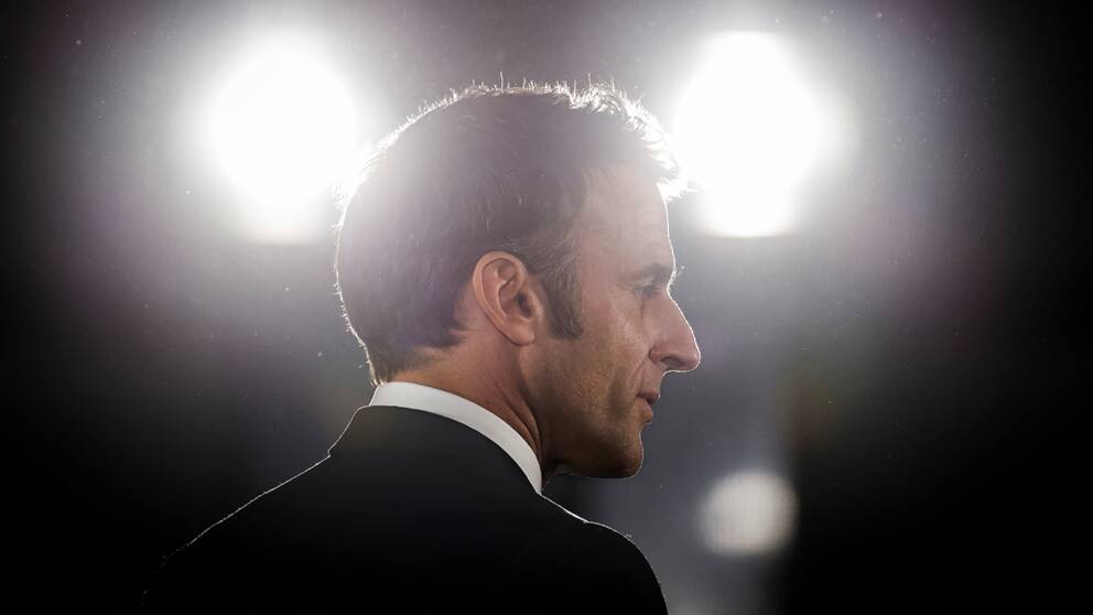 Frankrikes president Emmanuel Macron manar till lugn inför måndagens misstroendeomröstning mot regeringen. 