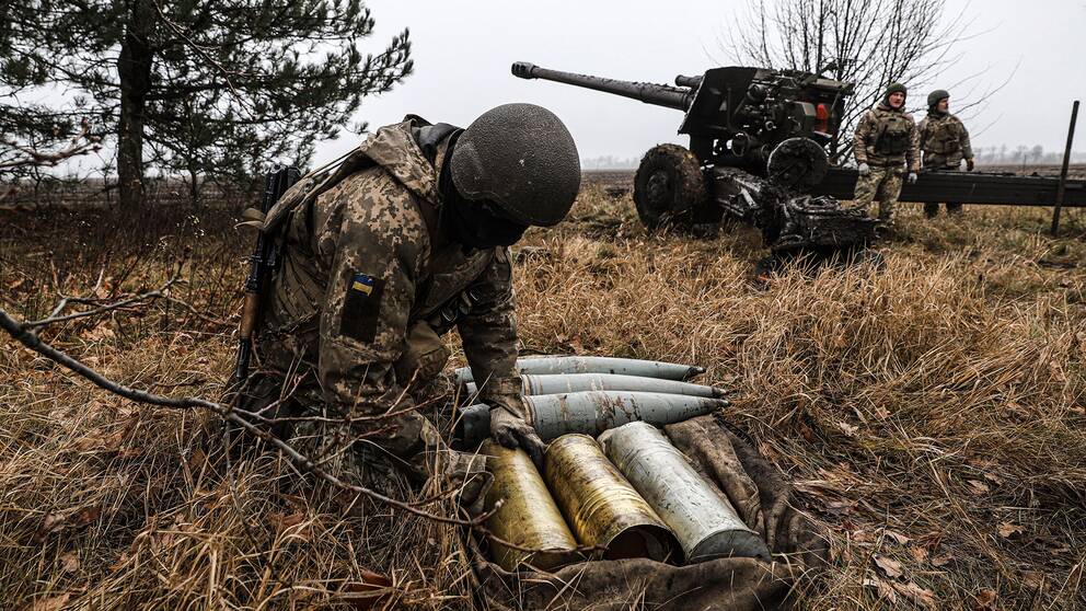 Ukrainska styrkor förbereder artillerigranater. Arkivbild. 